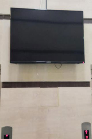 Выключенный экран у лифта в офисном здании