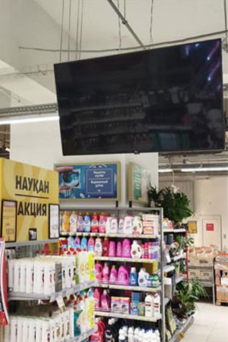 Выключенный экран и бумажная акция в продуктовом магазине