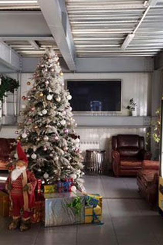 Выключенный экран у лестницы в офисе производителя напитков